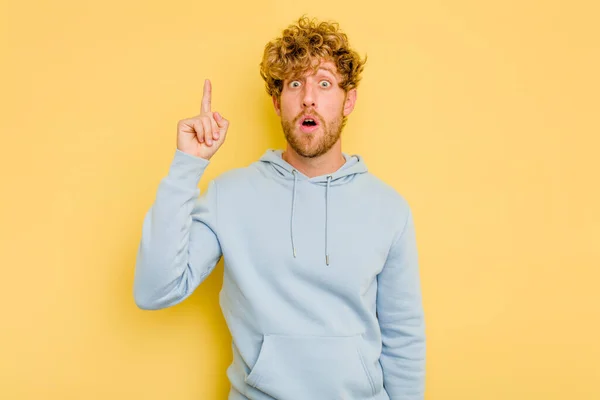 Jovem Caucasiano Isolado Fundo Amarelo Com Uma Ideia Conceito Inspiração — Fotografia de Stock