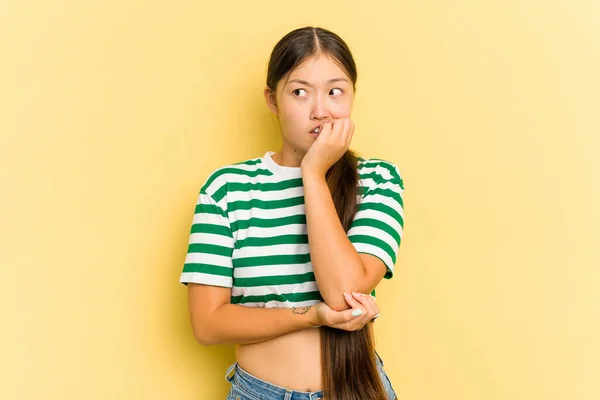 Joven Asiática Aislada Sobre Fondo Amarillo Mordiendo Uñas Nerviosa Muy — Foto de Stock