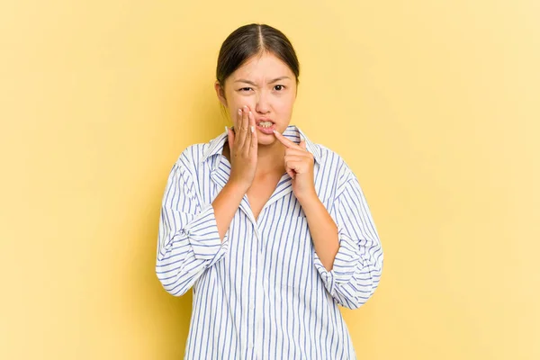 Young Asian Woman Isolated Yellow Background Having Strong Teeth Pain — Stock Photo, Image