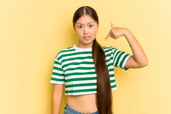Mladá Asijská Žena Izolované Žlutém Pozadí Osoba Ukazuje Ručně Košili — Stock fotografie