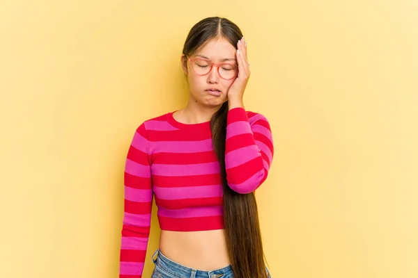 Νεαρή Ασιάτισσα Γυναίκα Απομονωμένη Κίτρινο Φόντο Κουρασμένη Και Πολύ Νυσταγμένη — Φωτογραφία Αρχείου