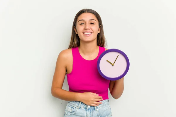 Молода Індійка Тримає Годинник Ізольований Білому Фоні Сміх Веселощі — стокове фото