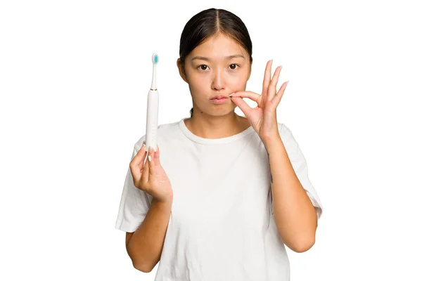 Mujer Asiática Joven Sosteniendo Cepillo Dientes Eléctrico Aislado Sobre Fondo — Foto de Stock
