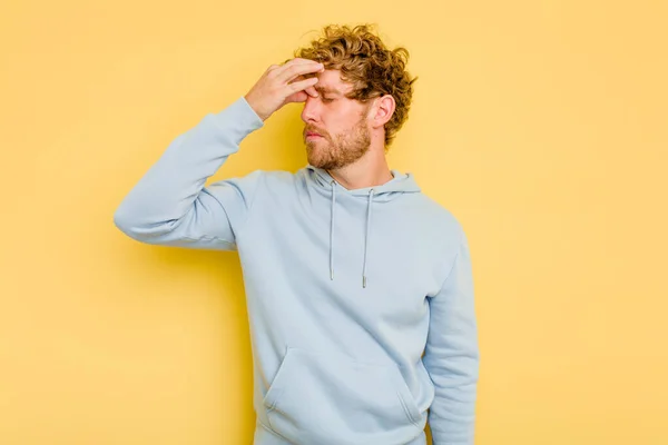 Young Caucasian Man Isolated Yellow Background Having Head Ache Touching — Stock Photo, Image