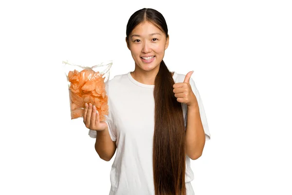 Joven Mujer Asiática Sosteniendo Crips Aislado Verde Croma Fondo Sonriendo — Foto de Stock