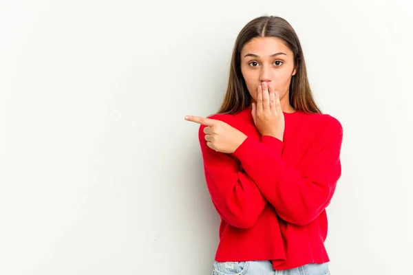 Junge Inderin Isoliert Auf Weißem Hintergrund Der Zur Seite Zeigt — Stockfoto