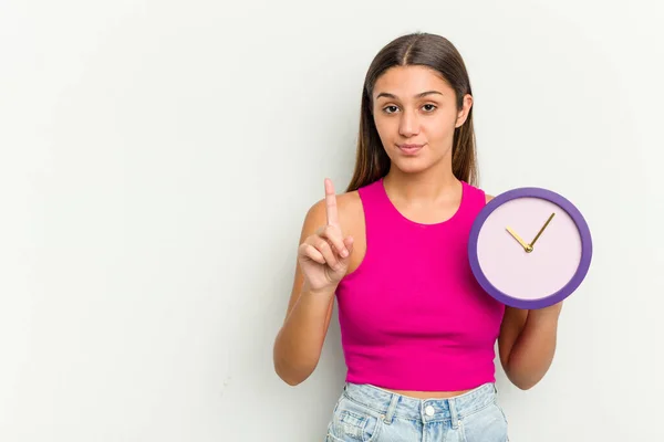 Junge Inderin Mit Einer Uhr Auf Weißem Hintergrund Die Die — Stockfoto