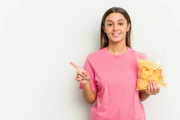 Young Indian Woman Holding Crips Isolated White Background Smiling Pointing — Stock Photo, Image