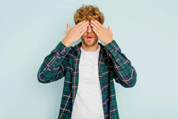 Joven Caucásico Aislado Sobre Fondo Azul Asustado Cubriendo Los Ojos — Foto de Stock