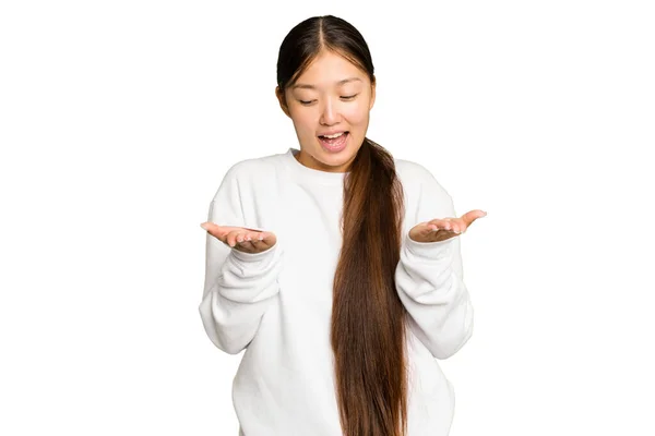 Jeune Femme Asiatique Isolé Sur Fond Chrome Vert Tenant Quelque — Photo