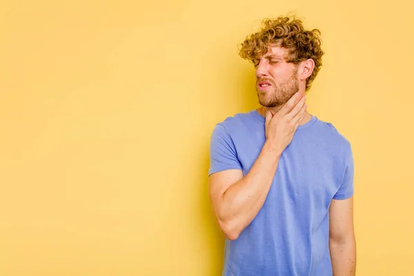 Young Caucasian Man Isolated Yellow Background Touching Back Head Thinking — Stock Photo, Image