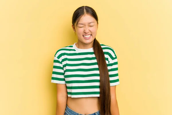 Jong Aziatische Vrouw Geïsoleerd Gele Achtergrond Lacht Sluit Ogen Voelt — Stockfoto