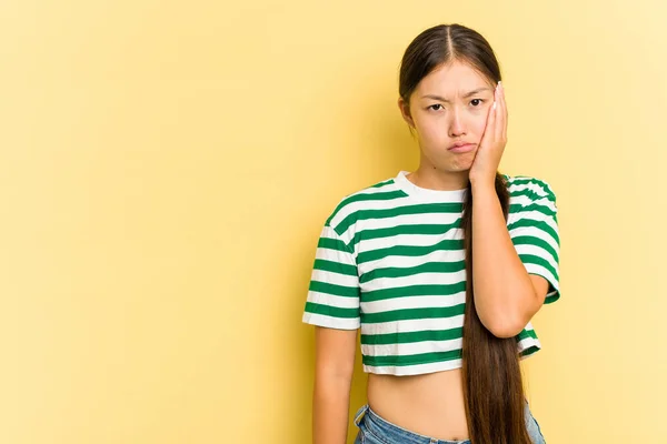 Młoda Azjatka Odizolowana Żółtym Tle Która Czuje Się Smutna Zamyślona — Zdjęcie stockowe