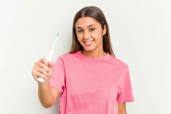 Beyaz Arka Planda Dişlerini Fırçalayan Genç Hintli Kadın — Stok fotoğraf