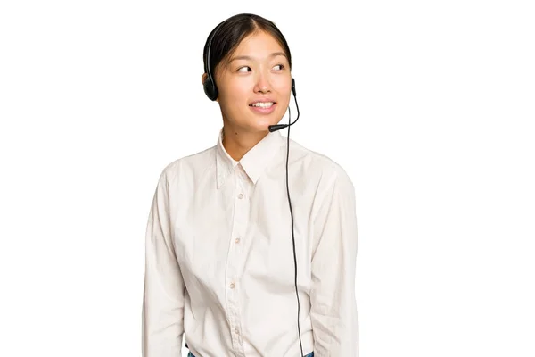 Telemarketer Asijské Žena Pracující Sluchátka Izolované Zeleném Chroma Pozadí Dívá — Stock fotografie