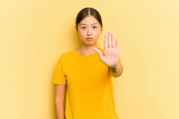 Junge Asiatin Isoliert Auf Gelbem Hintergrund Stehend Mit Ausgestreckter Hand — Stockfoto