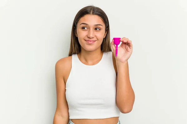 Jonge Vrouw Met Een Menstruatiecup Geïsoleerd Witte Achtergrond Dromen Van — Stockfoto