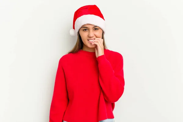 Mujer India Joven Celebrando Navidad Aislada Sobre Fondo Blanco Mordiendo — Foto de Stock