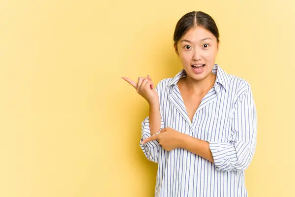 Jovem Mulher Asiática Isolada Fundo Amarelo Animado Apontando Com Dedos — Fotografia de Stock