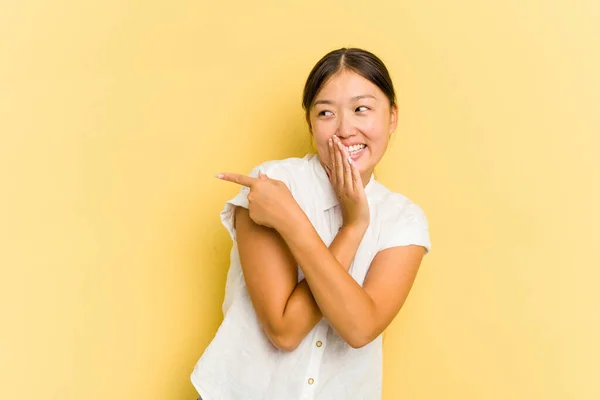 Young Asian Woman Isolated Yellow Background Saying Gossip Pointing Side — Stock Photo, Image