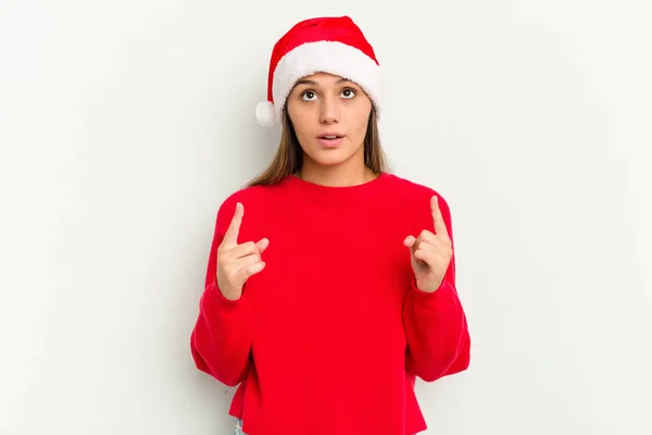 Mujer India Joven Celebrando Navidad Aislada Sobre Fondo Blanco Apuntando —  Fotos de Stock