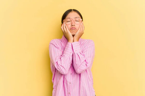 Junge Asiatin Isoliert Auf Gelbem Hintergrund Jammert Und Weint Untröstlich — Stockfoto