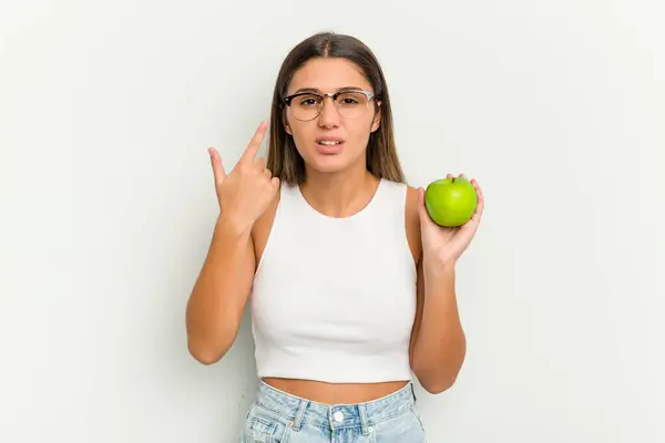 Junge Inderin Hält Einen Apfel Isoliert Auf Weißem Hintergrund Und — Stockfoto