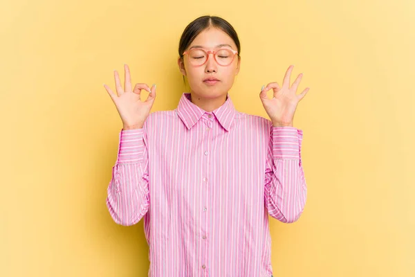 Joven Mujer Asiática Aislada Sobre Fondo Amarillo Relaja Después Duro — Foto de Stock