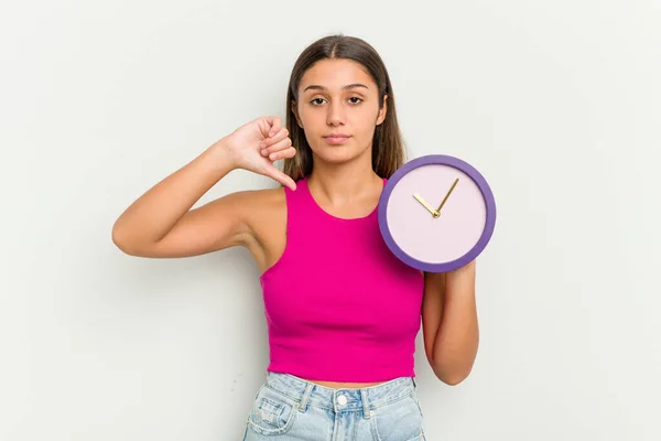 Jovem Indiana Segurando Relógio Isolado Fundo Branco Mostrando Gesto Antipatia — Fotografia de Stock