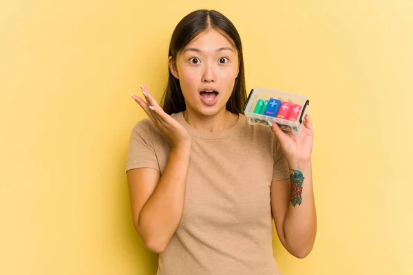 Joven Asiática Sosteniendo Baterías Para Reciclarlas Aisladas Sobre Fondo Amarillo —  Fotos de Stock