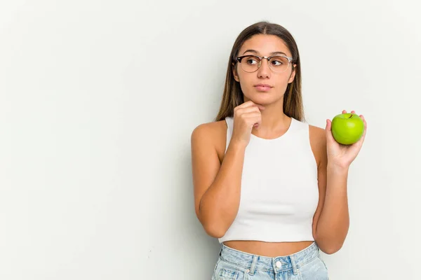 Mujer India Joven Sosteniendo Una Manzana Aislada Sobre Fondo Blanco —  Fotos de Stock