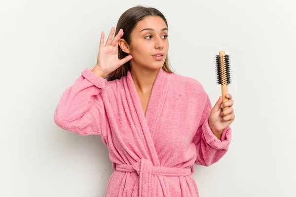 Jeune Indienne Portant Peignoir Tenant Une Brosse Cheveux Isolée Sur — Photo