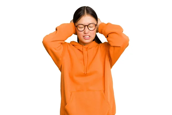 Jong Aziatisch Vrouw Geïsoleerd Groen Chroma Achtergrond Bedekking Oren Met — Stockfoto