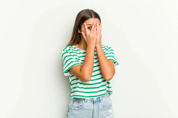 Giovane Donna Indiana Isolata Sfondo Bianco Lampeggia Attraverso Dita Spaventate — Foto Stock