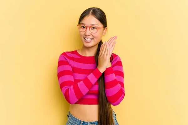 年轻的亚洲女人在黄色的背景上孤独 精力充沛 有自信地揉搓双手 — 图库照片