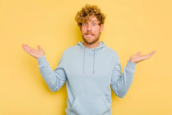 Young Caucasian Man Isolated Yellow Background Confused Doubtful Shrugging Shoulders — Stock Photo, Image