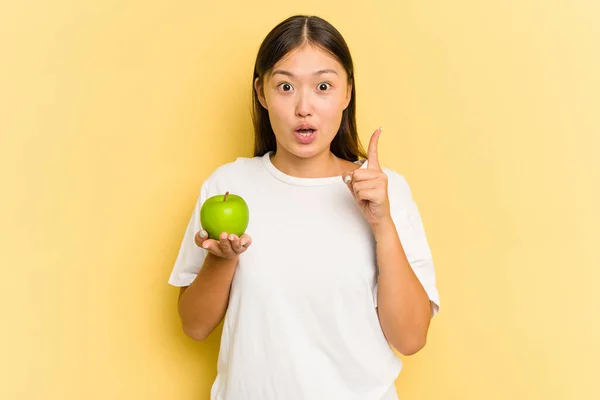 Joven Mujer Asiática Comiendo Una Manzana Aislada Sobre Fondo Amarillo —  Fotos de Stock