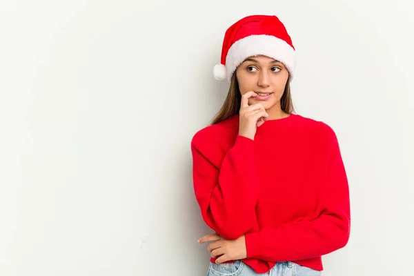 Jovem Indiana Celebrando Natal Isolado Fundo Branco Relaxado Pensando Algo — Fotografia de Stock