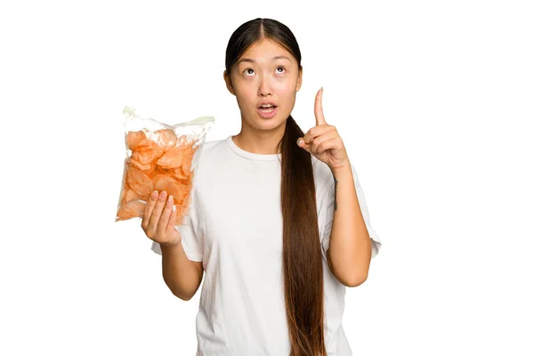 Jong Aziatische Vrouw Houden Crips Geïsoleerd Groen Chroma Achtergrond Wijzend — Stockfoto