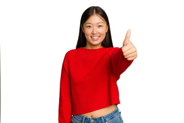年轻的亚洲女人被绿色的背景隔离 面带微笑 竖起大拇指 — 图库照片