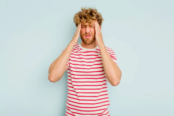 Young Caucasian Man Isolated Blue Background Having Head Ache Touching — Stock Photo, Image