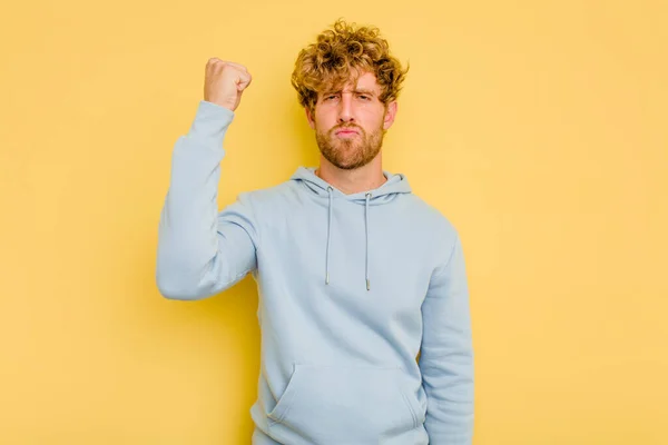 Young Caucasian Man Isolated Yellow Background Showing Fist Camera Aggressive — Stock Photo, Image