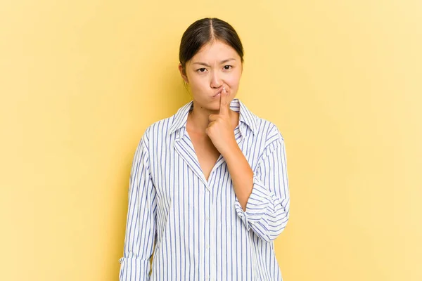 Young Asian Woman Isolated Yellow Background Thinking Looking Being Reflective — Stock Photo, Image