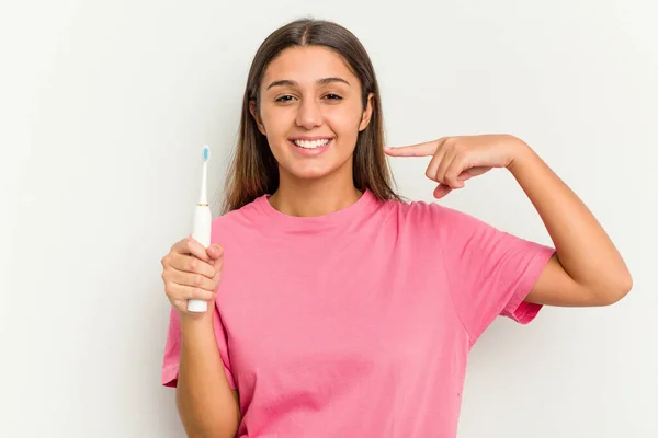 Beyaz Arka Planda Dişlerini Fırçalayan Genç Hintli Kadın — Stok fotoğraf