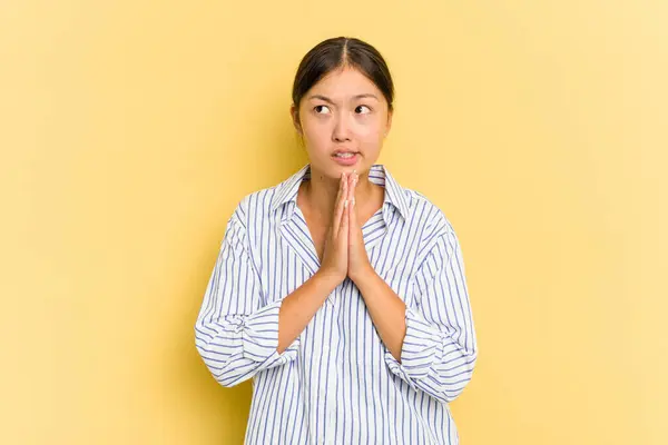Młoda Azjatka Odizolowana Żółtym Tle Modląca Się Okazująca Oddanie Religijna — Zdjęcie stockowe