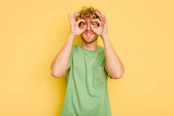 Jovem Caucasiano Homem Isolado Amarelo Fundo Animado Mantendo Gesto Olho — Fotografia de Stock