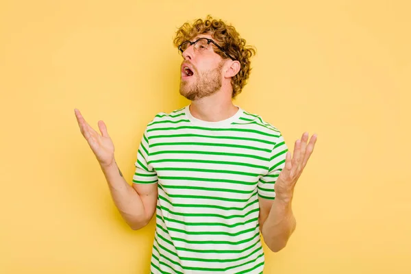 Young Caucasian Man Isolated Yellow Background Screaming Sky Looking Frustrated — Stock Photo, Image