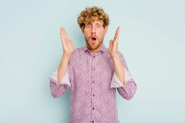 Young Caucasian Man Isolated Blue Background Surprised Shocked — Stock Photo, Image