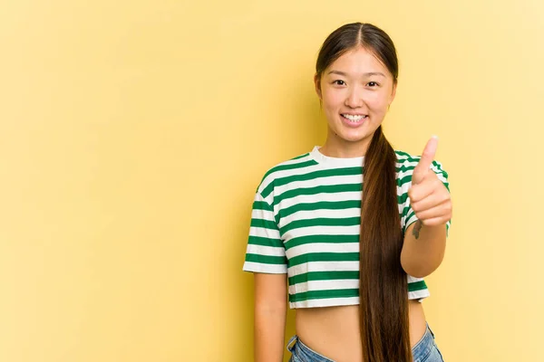 Young Asian Woman Isolated Yellow Background Smiling Raising Thumb — Stock Photo, Image