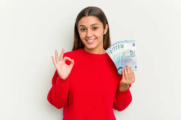 Mujer India Joven Sosteniendo Billete Aislado Sobre Fondo Blanco Alegre — Foto de Stock